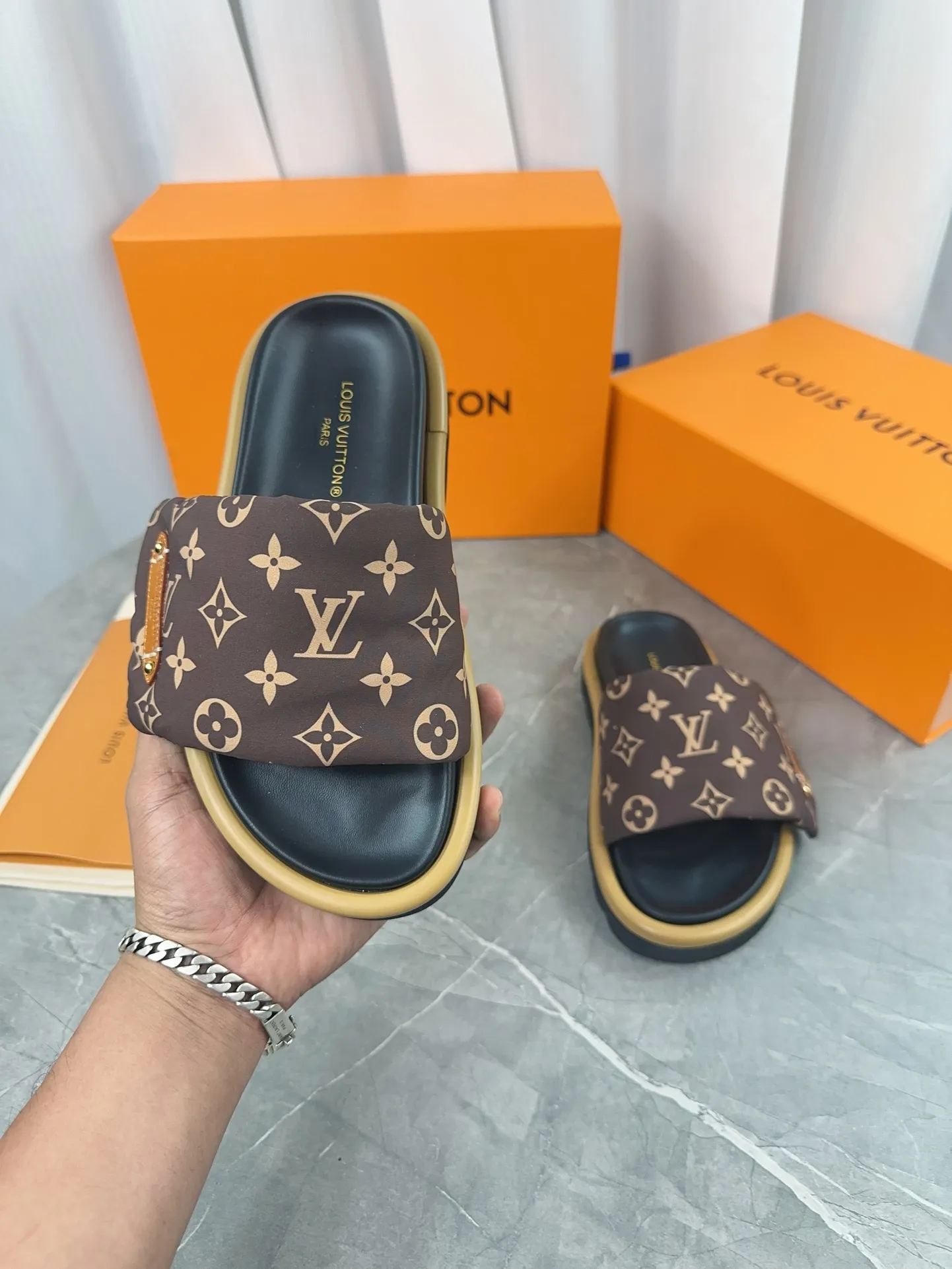 👟👟Ex-factory price 360👟👟 Women's Shoes Women's Clothing LV Donkey Brand L Home 2023 Hot Style Embossed Logo Embossed Sandals This Pool Pillow Comfort flat sandals are made of technical fabrics and use high-frequency embossing technology to reinterpret the Monogram pattern. Soft padded upper with adjustable Velcro, comfortable and tough insole adds harmonious color ▪️Fabric: Original customized technical fabric ▪️Lining: soft sheepskin lining ▪️Sole: Original open-molded rubber foam outsole Color: sky blue. Yellow. Black ▪️Size: 35-45